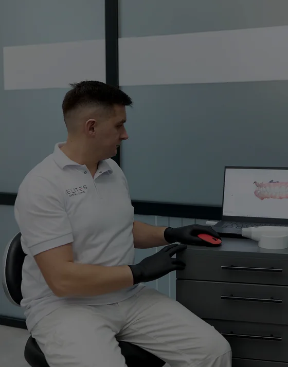 Лікар ELITES працює з цифровим сканером Primescan у кабінеті